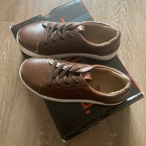 Deerstag boys used casual sneakers